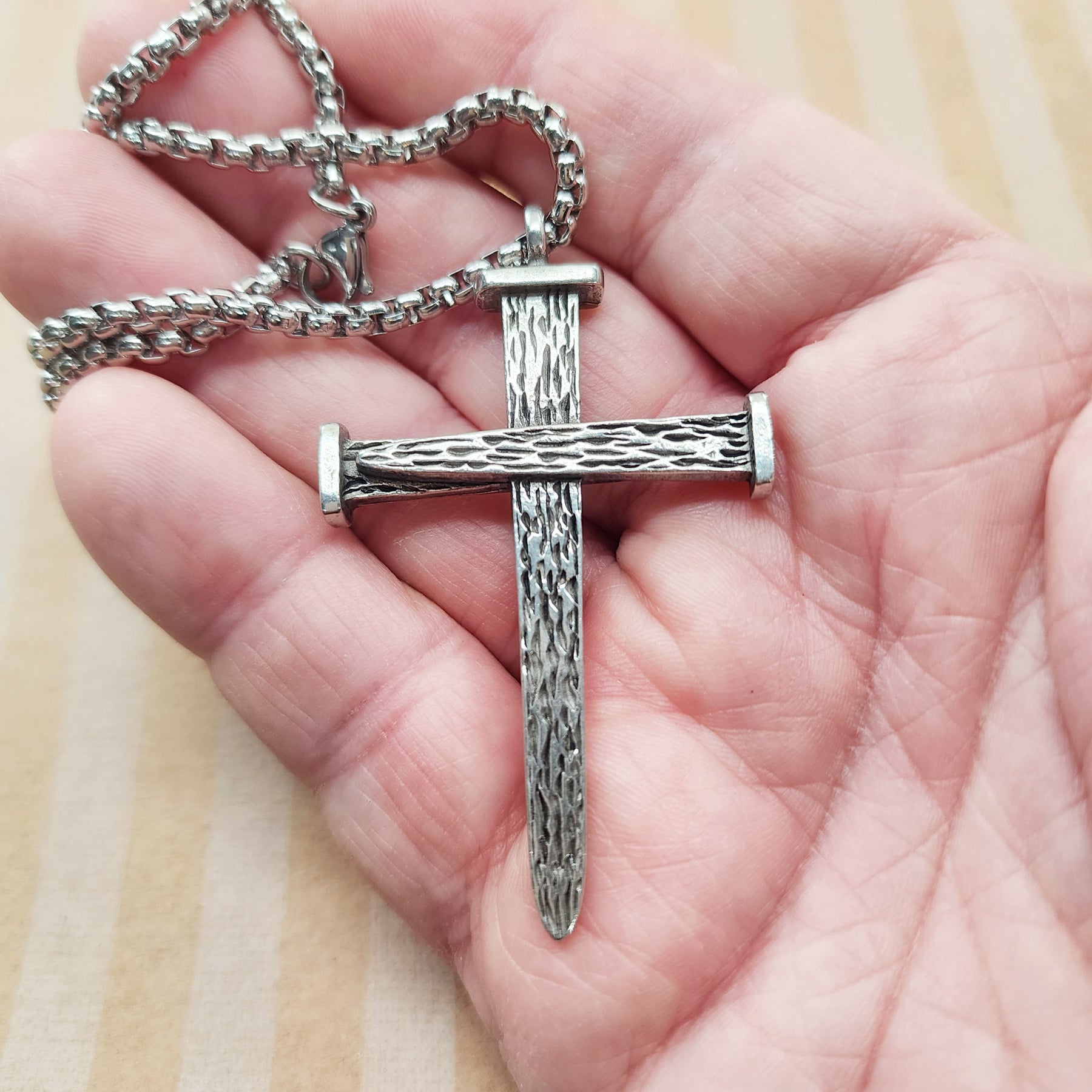 Leo Nail Cross Antique Silver Metal Finish Pendant (leo-hvch) Heavy Box Chain Necklace